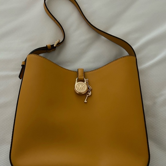 Michael Kors Yellow Leather Shoulder Bag with Adjustable Strap - Picture 2 of 5